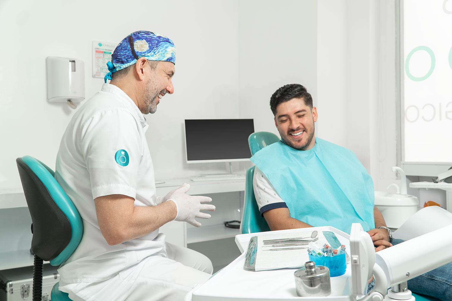 Consulta con el Dr. Carlos Acevedo en la clínica